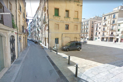 El carrer de Sant Domènec és paral·lel a la plaça de la Font.