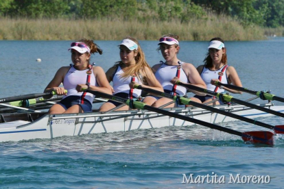 El equipo de cadete femenino del Reial Club Nàutic de Tarragona durante la competición.