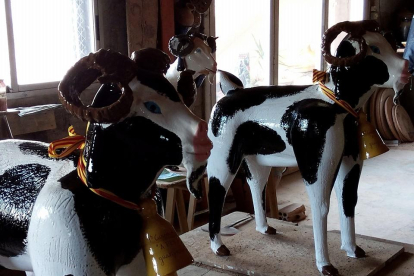 La cursa de BTT de Tivissa 'A per la cabra' canvia el premi d'una cabra per una escultura