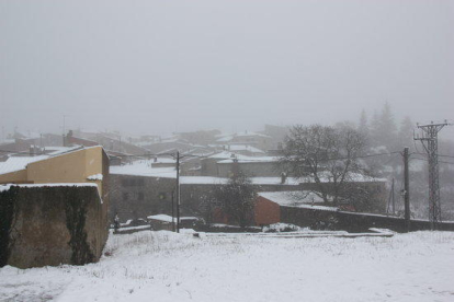 Imatge general de teulades nevades a Prades, al Baix Camp, el 27 de febrer de 2016.
