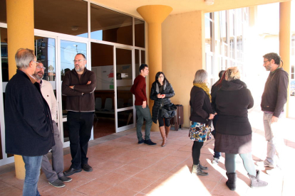 Un grupo de concejales de Deltebre (Baix Ebre) y de miembros de los grupos municipales, concentrados en la entrada del Ayuntamiento, que han abierto al público, el 6 de diciembre del 2016