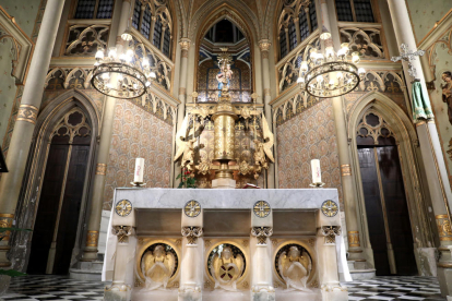 La huella de Gaudí queda claramente reflejada en el altar.