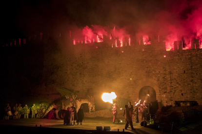El nuevo dragón de la entidad se estrenó a la representación de la Leyenda de Sant Jordi.