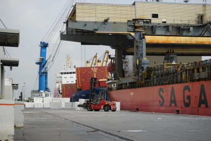 El barco Saga Jandaia, procedente del Brasil, ha dejado casi 30.000 toneladas de pasta de papel en Tarragona.