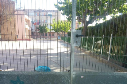 Denuncien brutícia i orins prop de l'entrada de l'Escola Torreforta