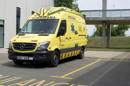 Pla general d'una ambulància de Suport Vital Avançat (SVA) aparcada a la base assistencial del SEM a l'Hospital de Sant Joan de Reus