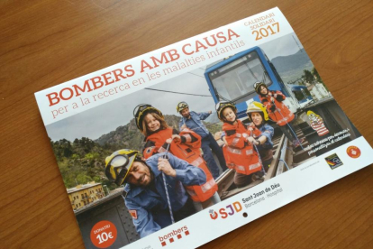 Imatge del calendari 'Bombers amb Causa 2017'.