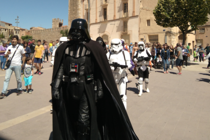 El grup Prop Stars, que reconstrueix els personatges d'Star Wars, va desfilar pels carrers de Montblanc.