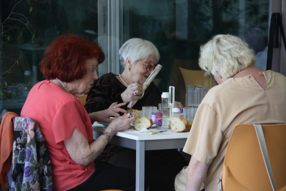 Imagen de archivo de un grupo de personas mayores compartiendo mesa.