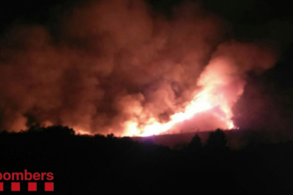 Una imatge de les flames durant la passada nit.