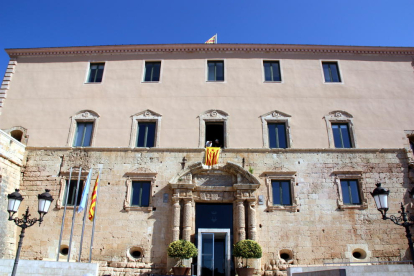 Imatge d'arxiu de la façana de l'Ajuntament de Torredembarra, just després de penjar-s'hi l'estelada.