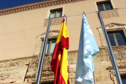 Pla obert de l'alcalde de Torredembarra, Eduard Rovira, després de penjar la bandera espanyola i, a sota, la senyera. Imatge del 4 de gener del 2017