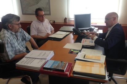 El delegat del Govern a Tarragona, Òscar Peris, reunit amb representants de la Plataforma Transport Públic de Tarragona per tractar sobre la seqüència d'incidents ocorreguts a les línies ferroviàries del sud del país, el 20 de juny de 2016