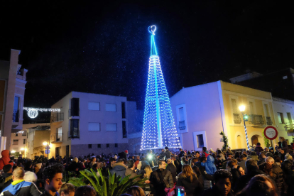 La Pobla va donar la benvinguda a les festes amb l'encesa de l'arbre de Nadal.