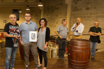 La fàbrica de la cervesa Rosita era l'escenari triat aquest dijous al vespre per presentar la nova etiqueta.