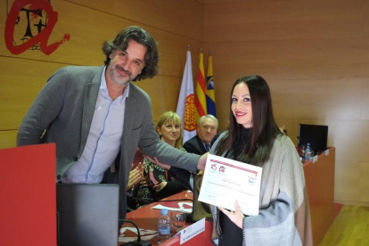 Maria Martínez recibe el premio de manos de Albert Sanantón, director de Recursos Humanos de PortAventura.