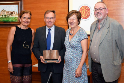 Los profesores Laura Román, Antoni Carreras, Catalina Jordi y Antoni Pigrau, con el premio.