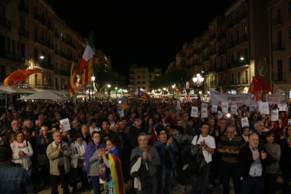 Pla obert de la plaça de la Font en la concentració per reclamar la llibertat dels presos polítics. Imatge del 2 de novembre de 2017