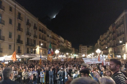 Imatge de la plaça de la Font plena durant la concentració d'aquest dijous.