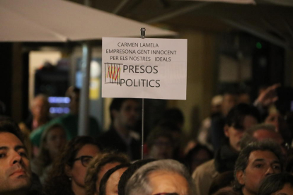 Pla tancat d'un cartell a la concentració per reclamar la llibertat dels presos polítics a Tarragona amb un missatge que fa referència a la jutgessa Lamela. Imatge del 2 de novembre de 2017