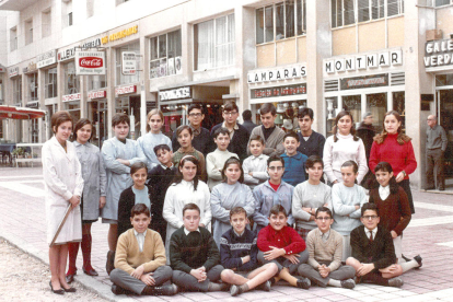 Alumnos y profesoras de una de las clases de la academia, en 1967.