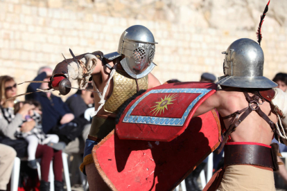 Un grup de gladiadors van recrear combats d'una manera didàctica i fent participar el públic.