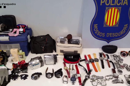 Joyas|Gozos, dispositivos electrónicos, relojes y perfumes son algunos de los objetos robados que se encontraron en el cacheo.