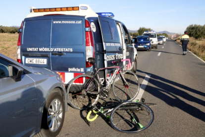 Pla obert de les bicicletes on viatjaven les víctimes, a terra, al costat d'una furgoneta dels Mossos d'Esquadra, el 12 de desembre de 2016