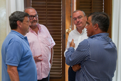 Xavier Llastarri, Joan Oliver, Carles Pellicer i Jordi Cervera, ahir en la reunió al palau municipal.