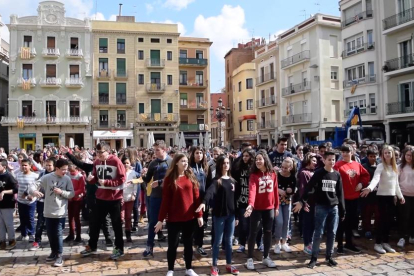 Un miler de nens participen en un Flashmob a Reus