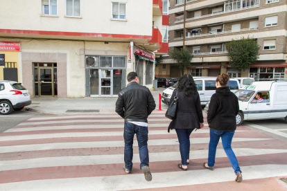 Imagen de archivo de un paso de peatones de la avenida de Sant Bernat Calbó.