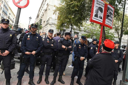 Agents de policia protegint la zona de l'Audiència Nacional i el Tribunal Suprem a Madrid.