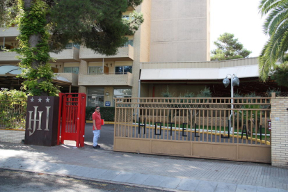 Una persona entra a l'Hotel Jaume I de Salou el 7 d'octubre de 2016
