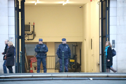 La policía delante del edificio de la justicia belga donde declaran Puigdemont y los cuatro consellers cesados.