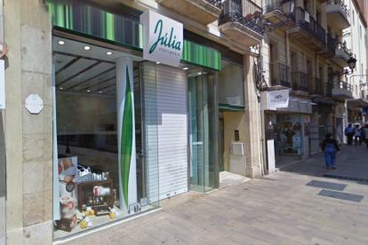 La botiga es troba al carrer Sant Agustí.