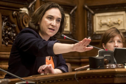 La alcaldesa de Barcelona, Ada Colau, en el pleno del Ayuntamiento de Barcelona, este 6 de octubre.