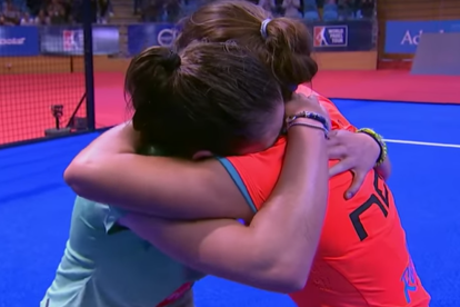 Ari Sánchez i Martita Ortega s'abracen després de guanyar la final.