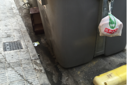 Avui Democràcia denuncia la manca de neteja als carrers de Torredembarra