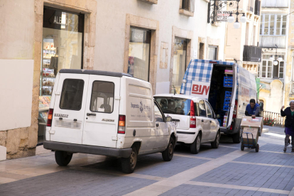 A la imatge, dues furgonetes i un cotxe particular estacionats al carrer Major.