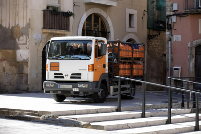 Una furgoneta estacionada al bell mig de la plaça del Fòrum.