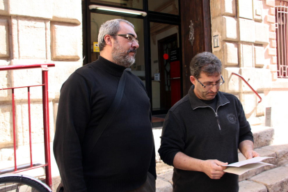 El copresident de la Federació de Veïns d'Amposta, Àngel Porres i  Llorenç Navarro, a la sortida als jutjats de Tortosa després de presentar la denúncia contra les rotondes, el 17 de març de 2016