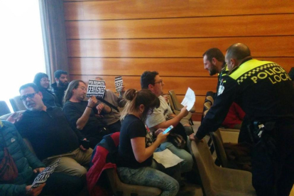 La protesta d'activistes antifeixistes obliga a aturar el ple del Vendrell