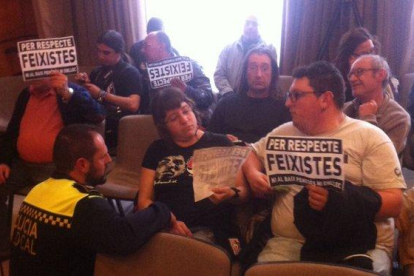 La protesta d'activistes antifeixistes obliga a aturar el ple del Vendrell
