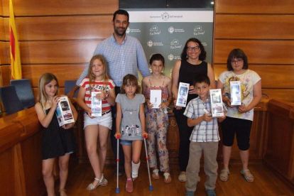 Els nens i nens que van quedar finalistes amb la guanyadora al centre.