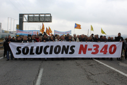 Cuatre-centes persones tallen la N-340 al Baix Penedès en l'operació sortida de Setmana Santa