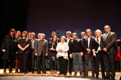 Foto de família en acabar l'entrega dels Premis Literaris Ciutat de Tarragona, en un acte celebrat al Teatre Metropol de la ciutat el 7 de maig de 2016