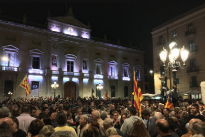 Imagen de la concentración delante del Ayuntamiento de Tarragona.