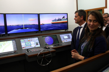 Pla mig de la consellera d'Agricultura, Meritxell Serret, i l'alcalde de l'Ametlla de Mar, Jordi Gaseni, amb el nou simulador al fons. Imatge del 17 de març de 2016.