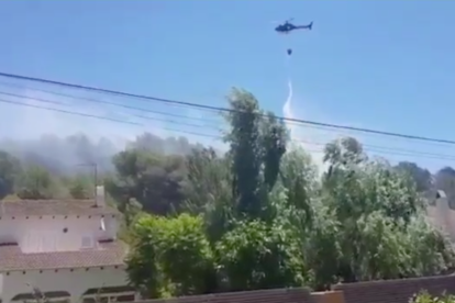 El helicóptero trabajando para apagar el fuego.