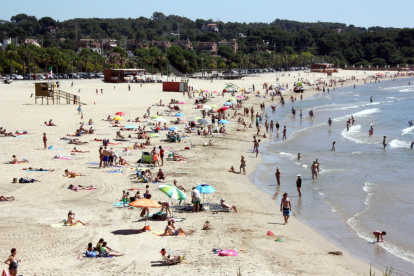 Plan general de la playa del Arrebatamiento de Tarragona, con una notable afluencia de bañistas, el 22 de junio del 2016